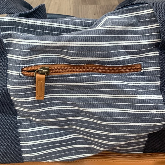 DSW Weekender Duffle Bag - Picture 4 of 9